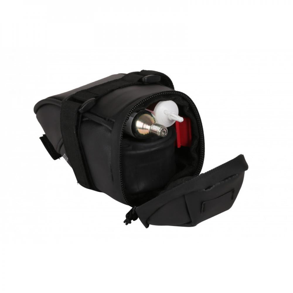 Zefal Iron Pack 2 S-DS Satteltasche schwarz 0,5l, 7x16x7,5cm, geöffnete Fahrradtasche mit Werkzeug-Inhalt.