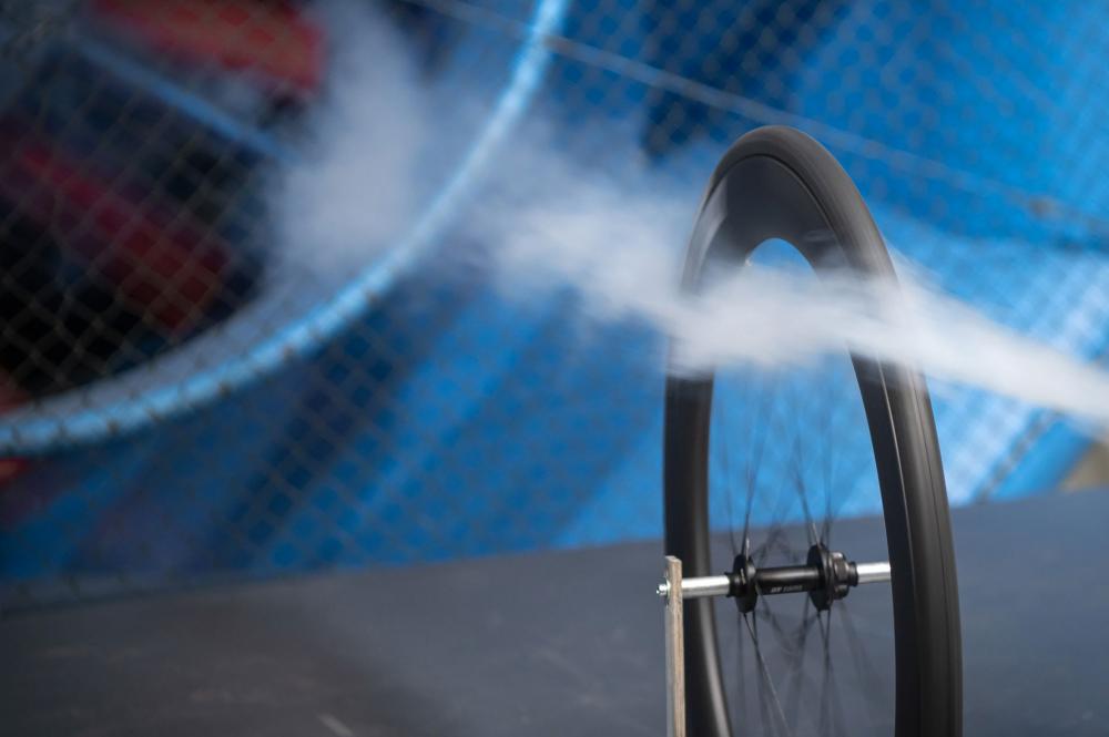 DT Swiss Laufrad ERC 1400 Dicut Disc 622 x 35 mm Schwarz - aerodynamisches Endurance-Carbonlaufrad
