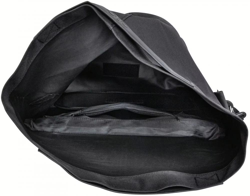 Innenansicht der schwarzen, wasserabweisenden QIO Gabriel Einzeltasche mit Reißverschlussfach und Klettverschlüssen.