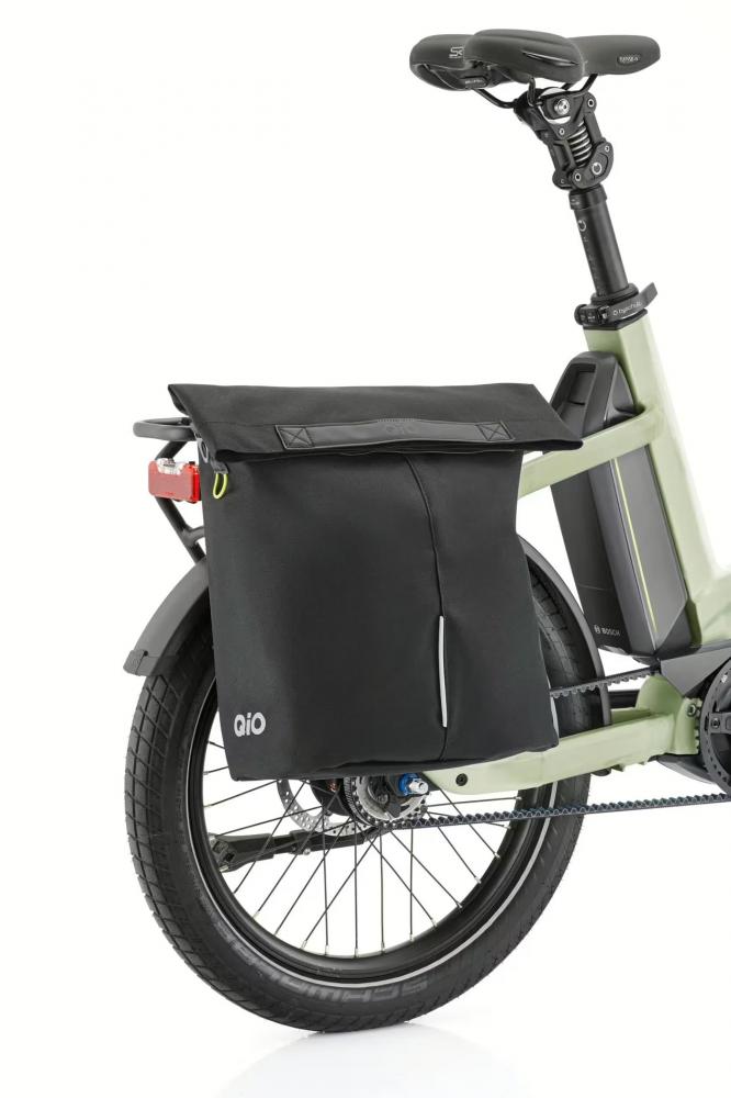 Schwarze QIO Einzeltasche Gabriel am E-Bike, wasserabweisend mit Hook-On Haken, 14-16 Liter Volumen und Reflexdetails.