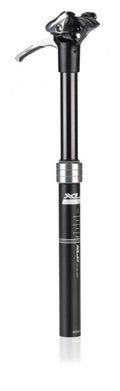 XLC Teleskopsattelstütze SP-T09 schwarz, 27,2mm Durchmesser, mit silbernem Klemmring und Hebel, auf weißem Hintergrund.