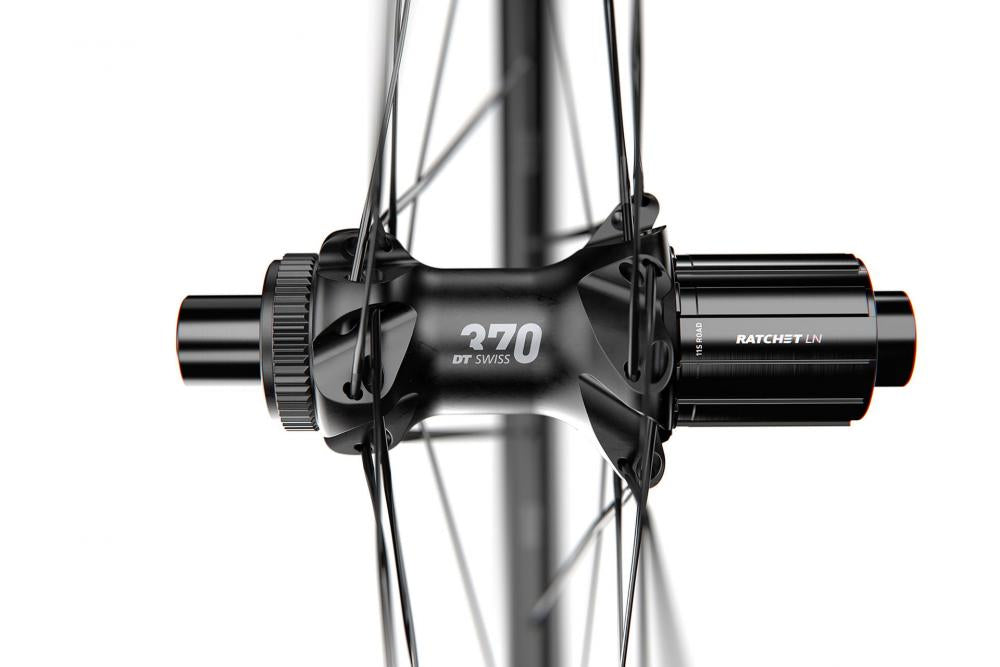 Schwarzes DT Swiss E 1800 SPLINE 27,5" Disc-Hinterrad mit 370 Nabe, RATCHET LN und 11S ROAD Freilauf.