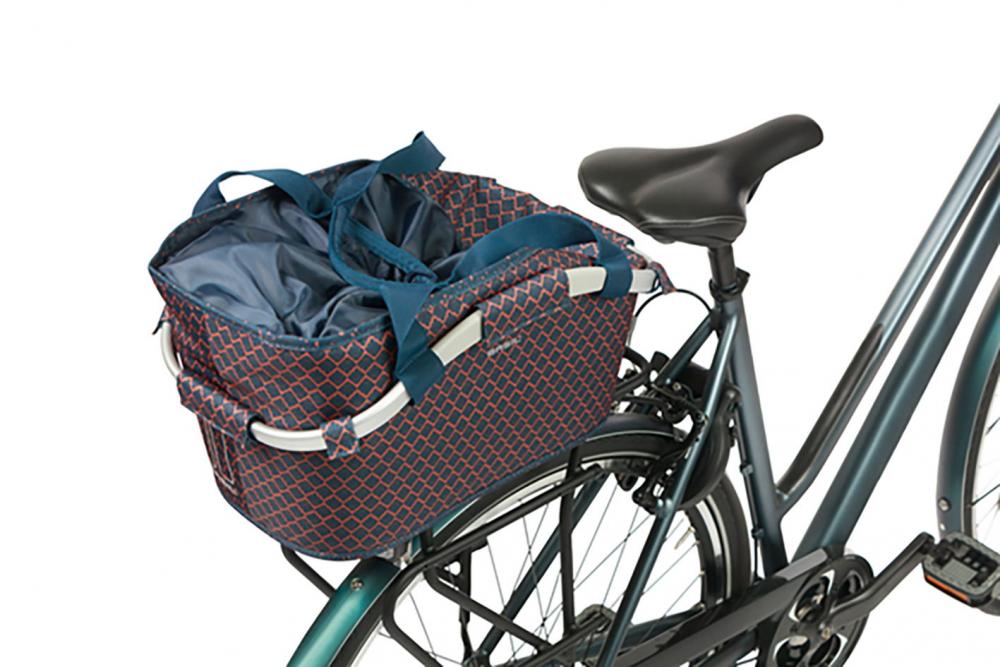 Basil Flair Carry All MIK 22L Hinterradkorb Navy mit Kordelverschluss und Tragegriffen auf einem Fahrrad montiert.
