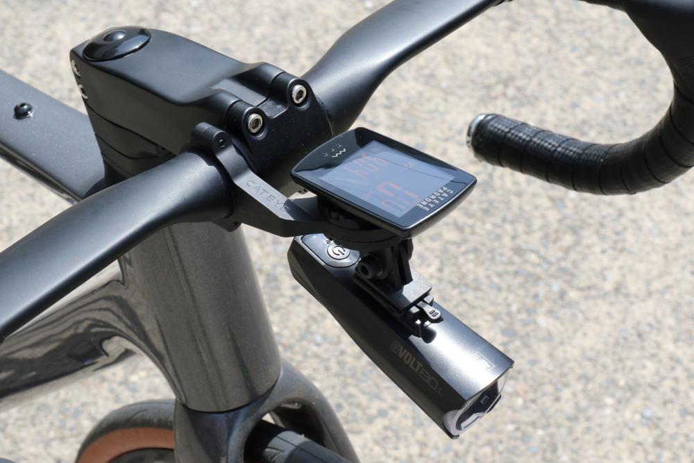 CATEYE GVOLT80.1 HL-EL561GRC 80 Lux Frontleuchte und Padrone Computer am Fahrradlenker montiert.