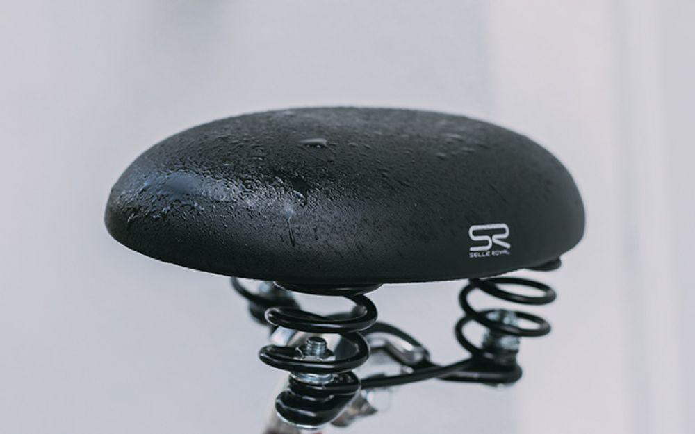 Selle Royal Rok Relaxed nasenloser Fahrradsattel mit Regentropfen für Druckentlastung im Dammbereich.