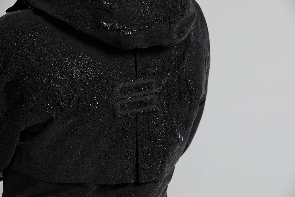 Basil Mosse Damen Regenparka Jet Black, wasserdicht und atmungsaktiv, mit Kapuze und Reflektoren.