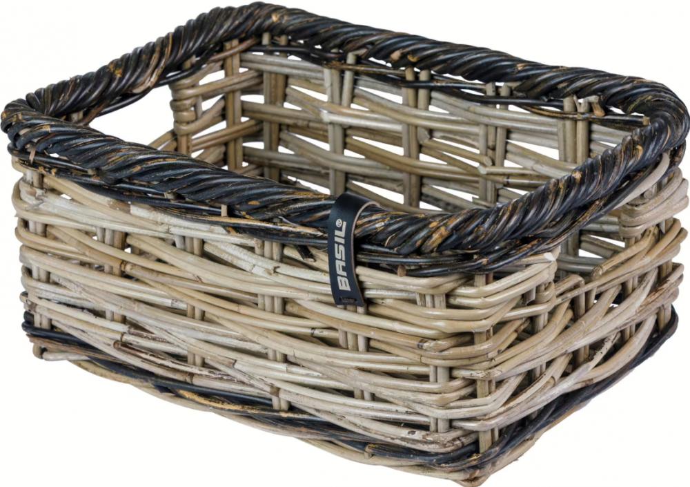 Basil Dijon S Vorderradkorb aus grau-schwarzem, grob geflochtenem Rattan mit Basil-Logo.