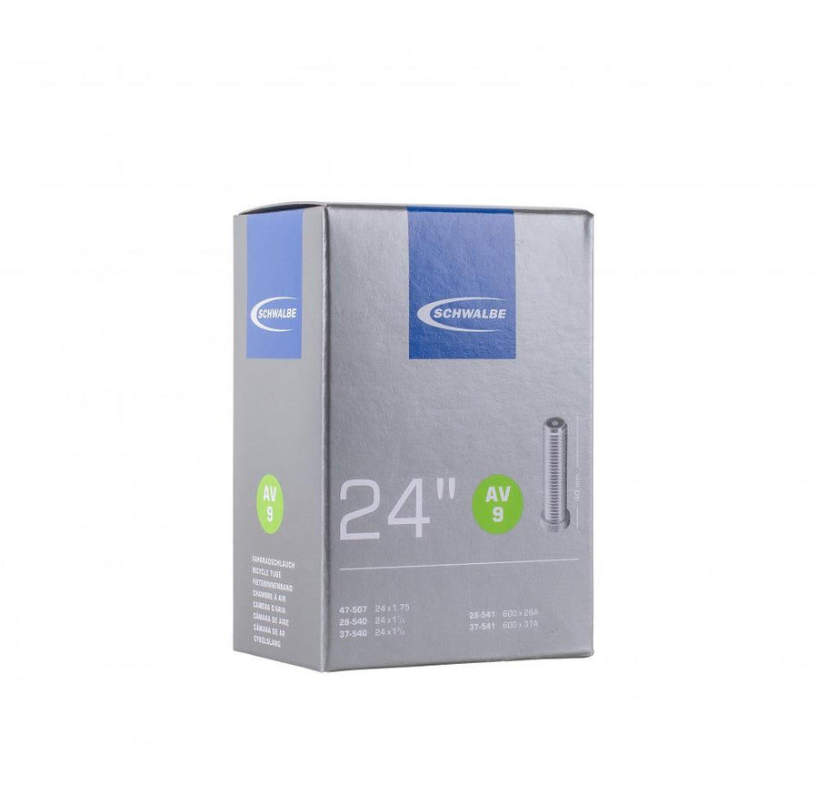 Schwalbe AV9 Fahrradschlauch mit Autoventil für 24 Zoll Reifen in der silber-blauen Produktverpackung.