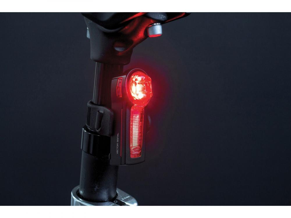 Trelock LS 740 Vector Signal Fahrrad-Rücklicht mit Bremslicht, rot leuchtend an Sattelstütze montiert.