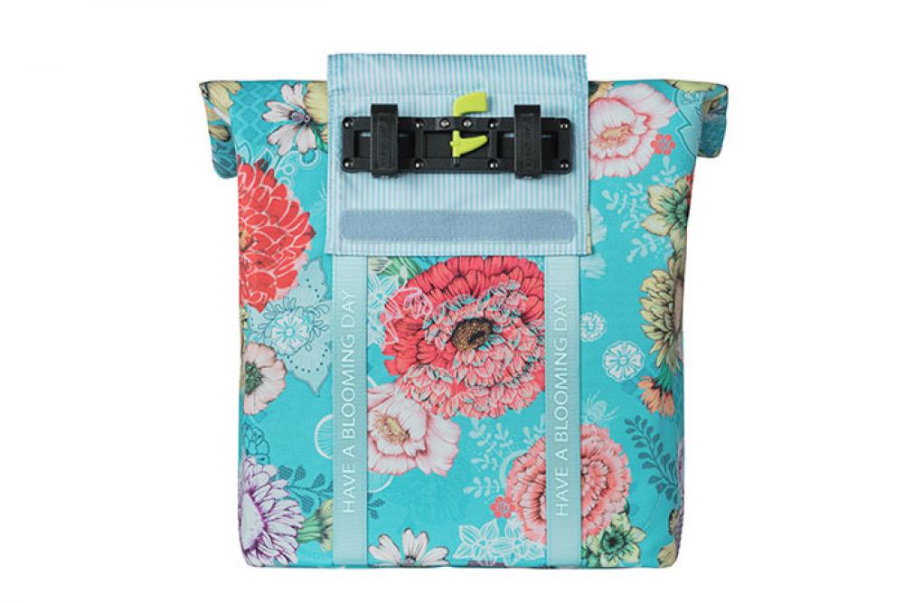 Basil Bloom Field Shopper Fahrrad-Schultertasche himmelblau, Blumenmuster, mit "Have a Blooming Day" Aufschrift.