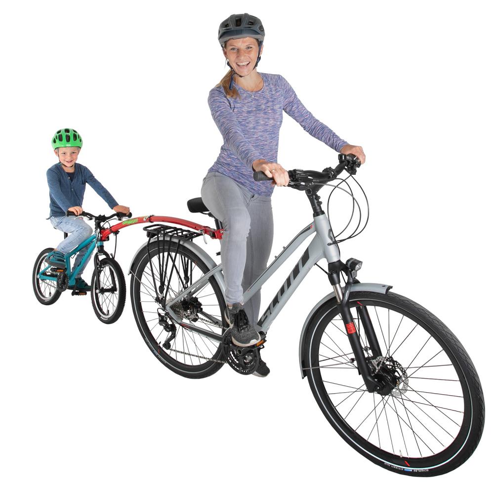 Frau und Kind auf Fahrradtour mit roter Trail-Gator Tandemstange, verbindet Erwachsenen- und Kinderfahrrad.