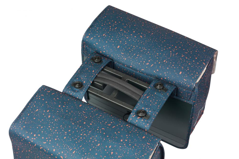 Basil Flair MIK Doppelpacktasche 35L Navy, wasserdicht. Blick auf MIK Adapterplatte 2.0 und robustes Polyestergewebe.