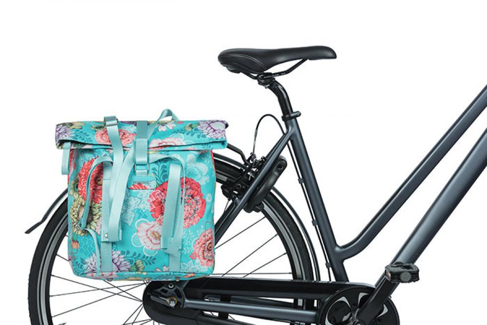 Basil Schultertasche Bloom Field Shopper sky blue mit Blumenmuster am Fahrradgepäckträger.