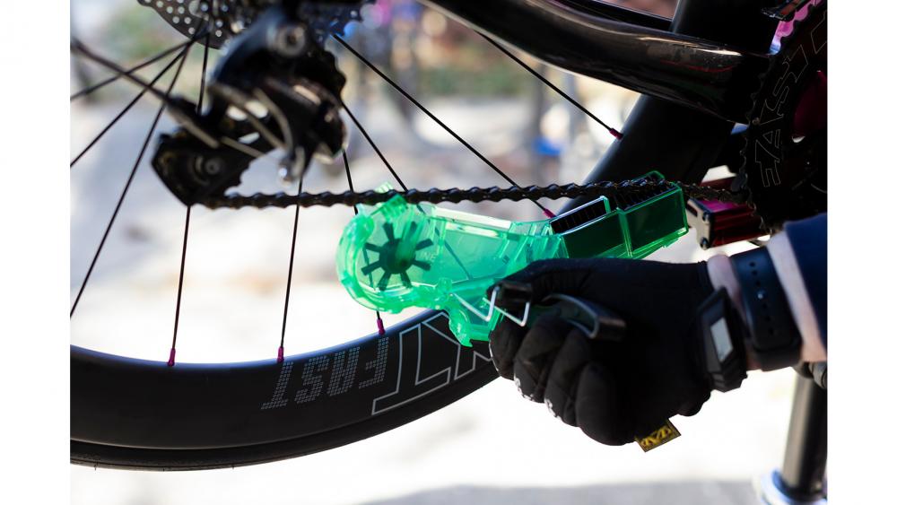 Finish Line Pro Chain Cleaner Kettenreinigungsgerät - 3-Bürsten Design, starkes Magnetfach & tropffreier 30° Ablauf