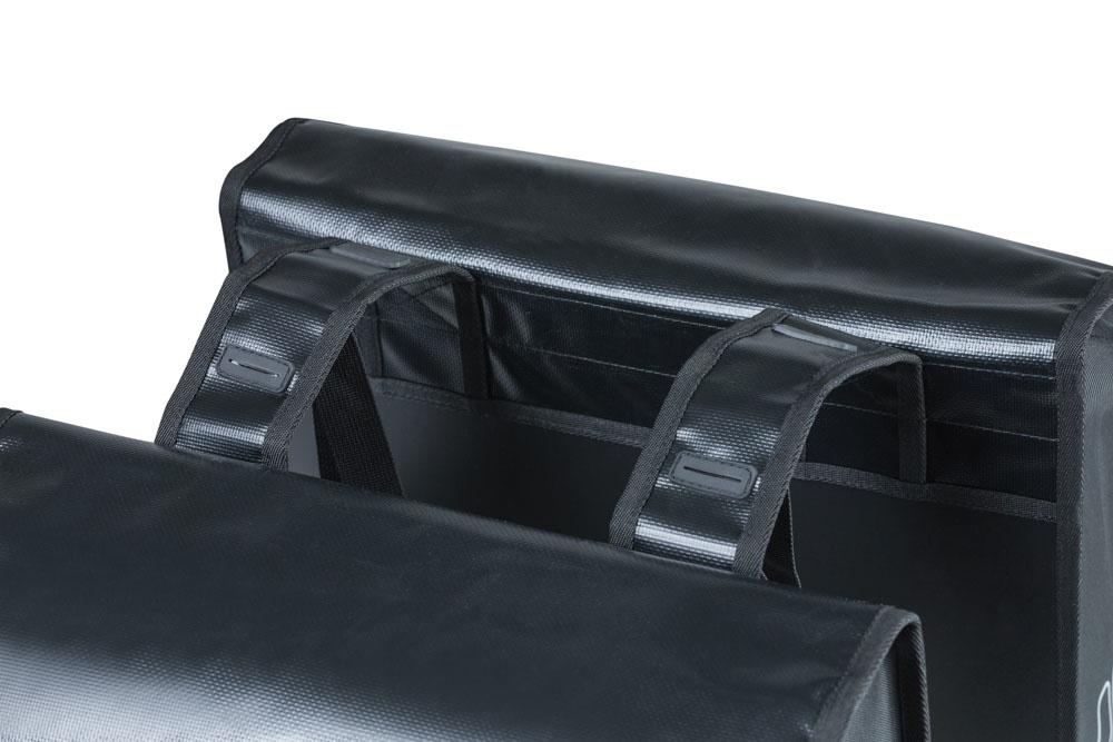 Detailbild schwarze, wasserdichte Basil Urban Load DB Doppeltasche, reflektierend, Universal Bridge System.