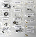 Reverb Full Service Kit 11.6818.003.010: Fahrrad-Ersatzteile wie Dichtungen, Kolben, Post Keys in beschrifteten Beuteln.