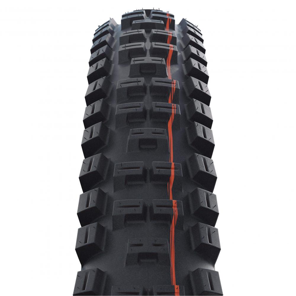 Schwalbe Big Betty 20x2.25" schwarzer Faltreifen mit aggressivem Profil und orangefarbenem Streifen.
