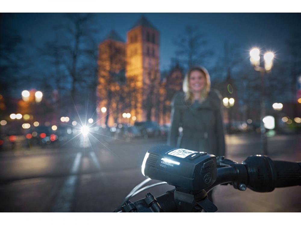 Trelock Licht-Set LS 760 I-Go Vision 100 Lux StVZO USB Frontleuchte am Rad bei Nacht in der Stadt.