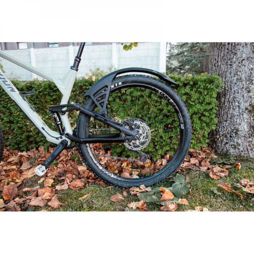 Zéfal Deflector RS75 Schutzblech am Hinterrad eines MTB, effektiver Spritzschutz im Herbstlaub.