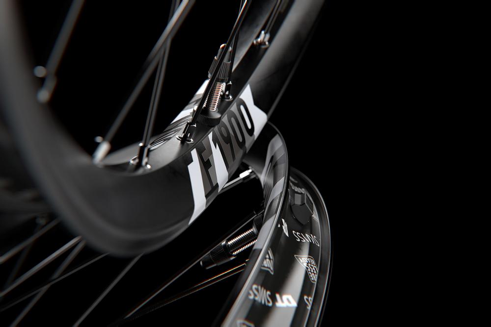Robustes DT Swiss F1900 Classic 29" MTB-Vorderrad in Schwarz für Bikepark und Downhill.