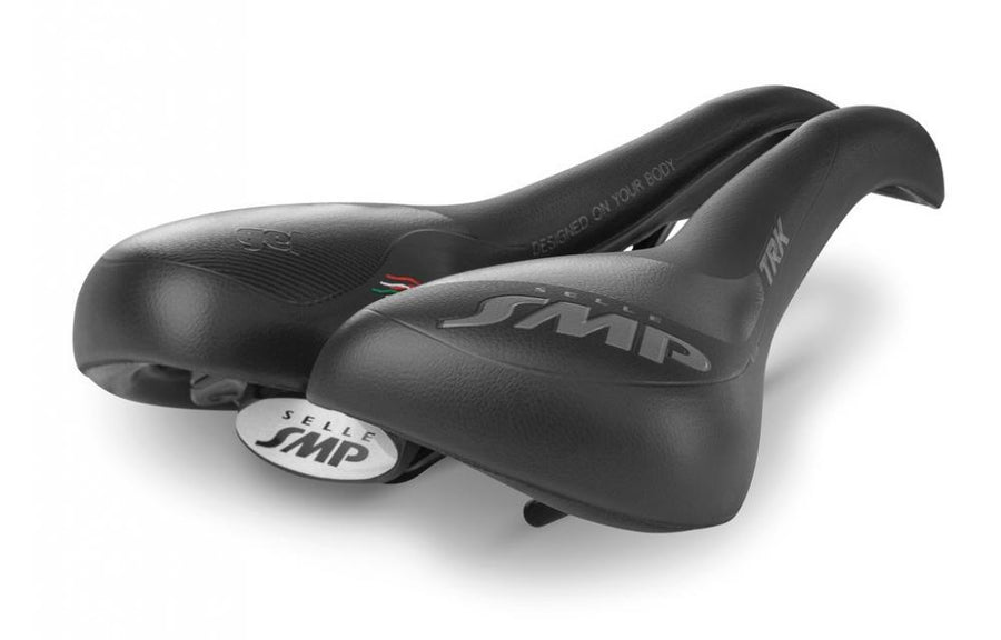 Selle SMP TRK Large/Lady Gel Damen Fahrradsattel schwarz. Zwei Sättel, einer mit 'Gel', einer mit 'TRK' Schriftzug.