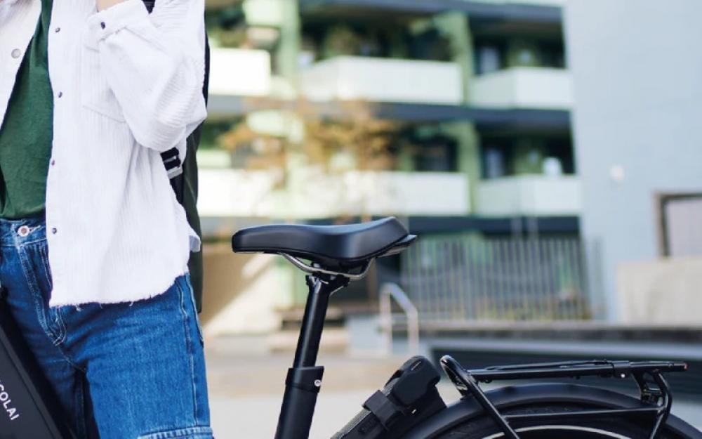 Selle Royal On Open Relaxed E-Bike Sattel schwarz mit Royalgel und ergonomischer Aussparung auf einem Fahrrad.
