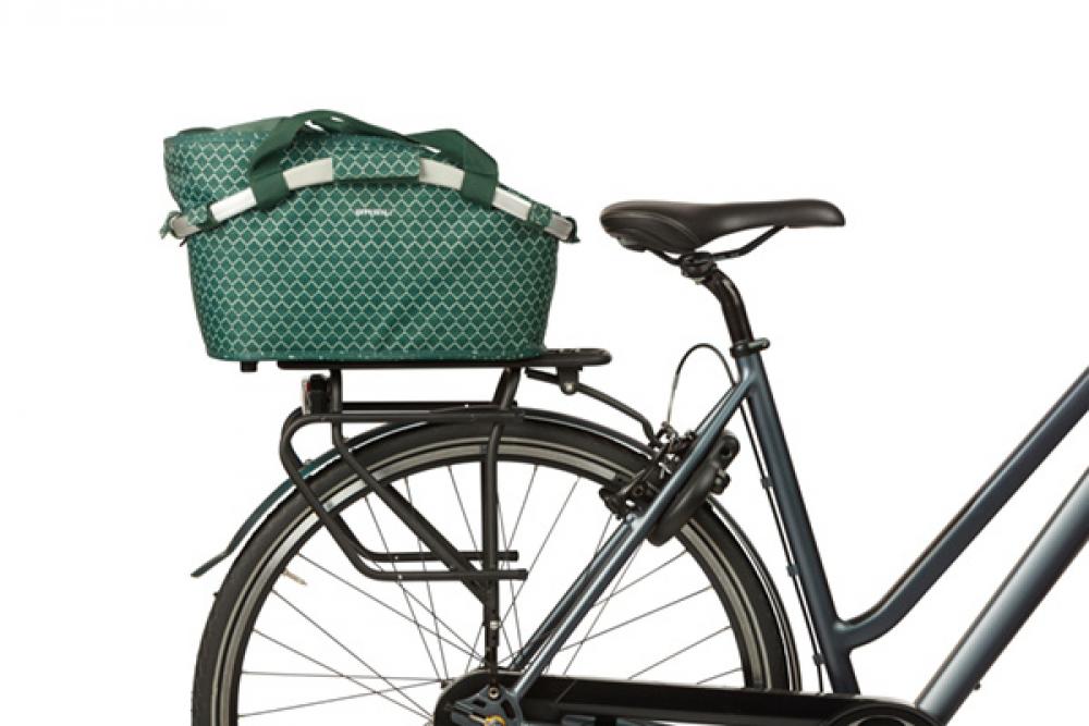 Grüner Basil Flair Carry All M IK Hinterradkorb 22L auf Fahrrad-Gepäckträger. Wetterfest, recyceltes Polyester.