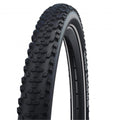 Schwarzer Schwalbe Smart Sam Plus 29 Zoll Mountainbike Reifen mit grobem Profil und Reflexstreifen.