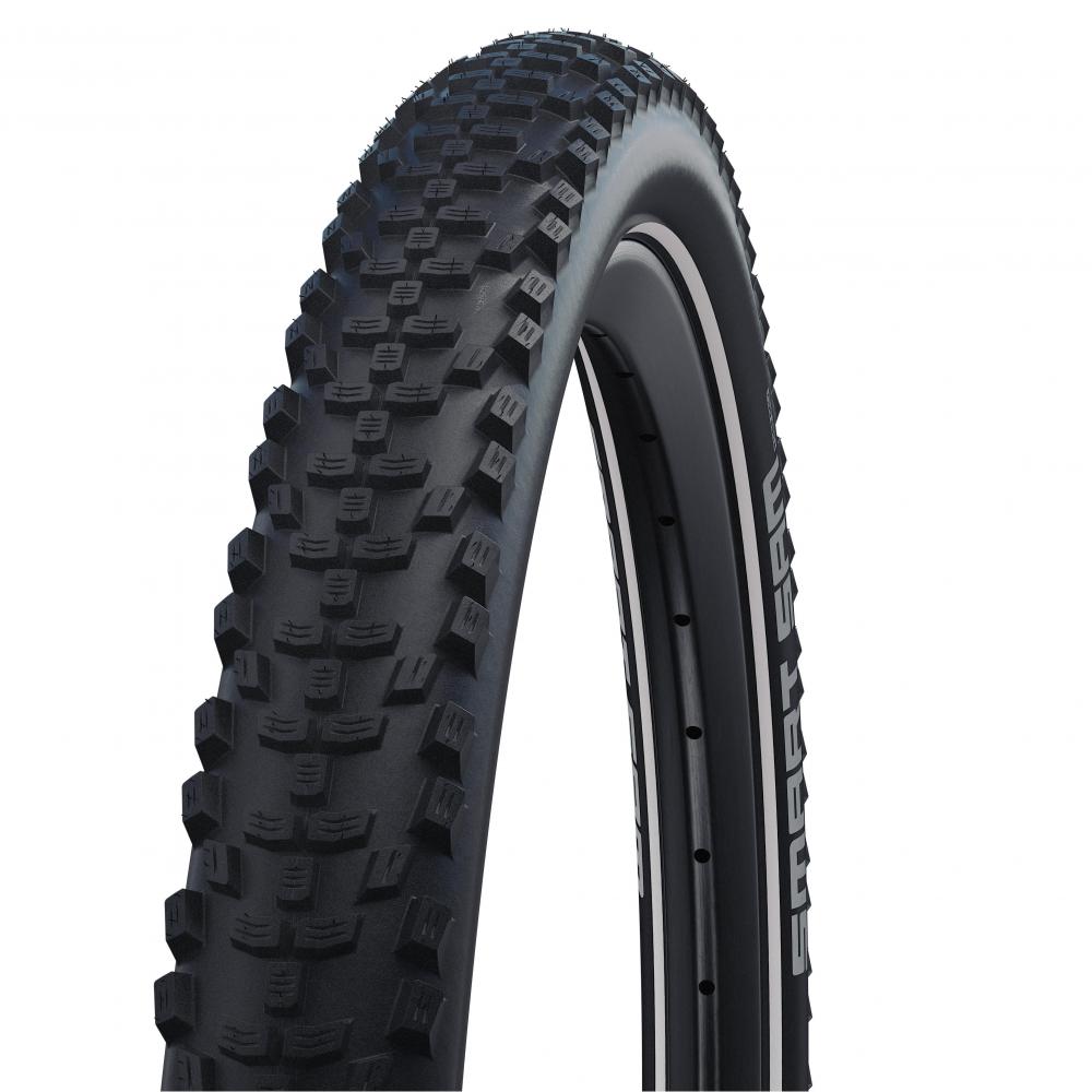 Schwarzer Schwalbe Smart Sam Plus 29 Zoll Mountainbike Reifen mit grobem Profil und Reflexstreifen.