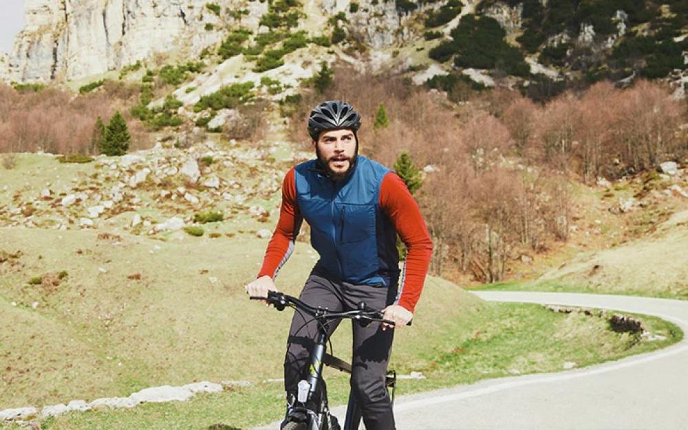 Selle Royal Explora 45° Athletic Unisex Fahrradsattel für sportliche Touren am Bike eines Mannes in den Bergen.