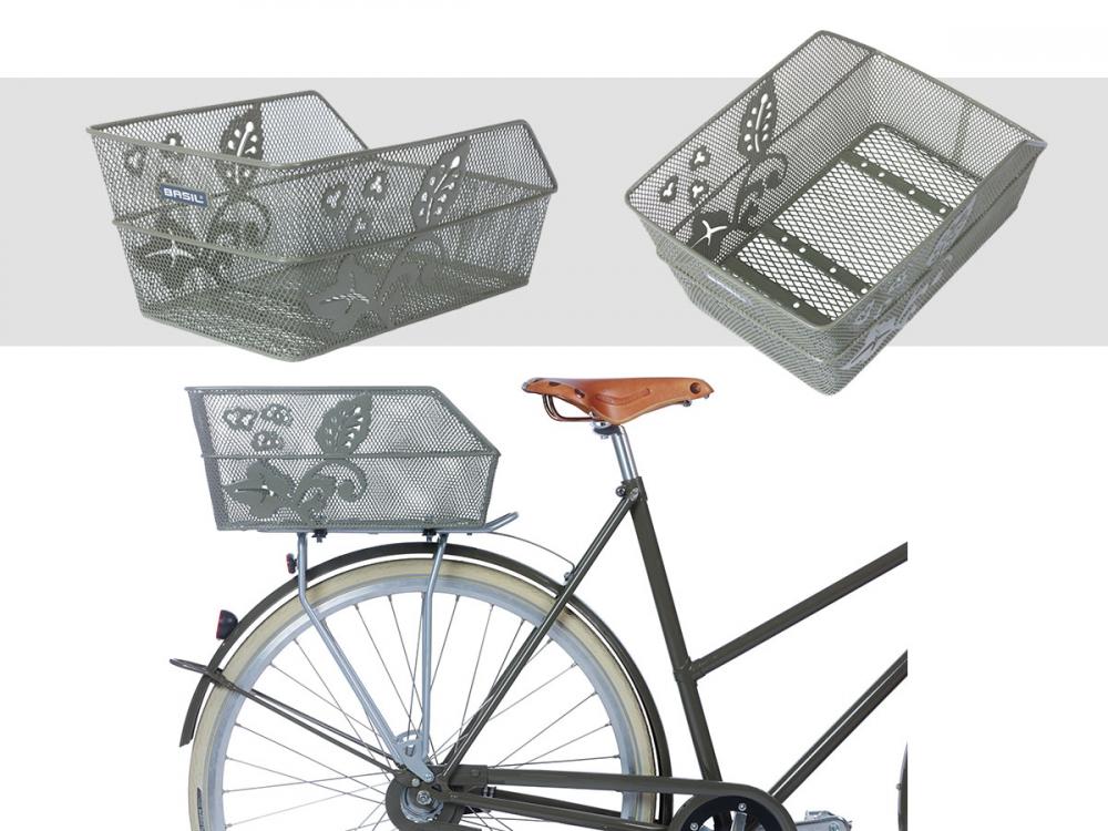 Basil Cento Flower Hinterradkorb grün 38x24x11cm engmaschig, mit Blumenmuster am Fahrrad-Gepäckträger montiert.