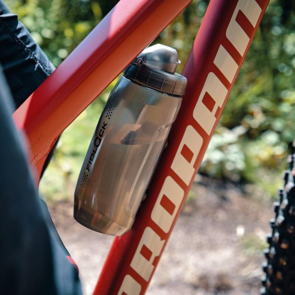 Fidlock TWIST 590ml Trinkflasche am roten Bike, ergonomisch, magnetisch und auslaufsicher für enge Rahmen.