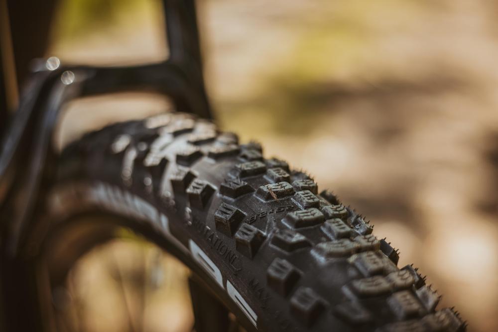 Nahaufnahme des Schwalbe Smart Sam Performance Drahtreifens 29x2,10 mit Allround-Profil für Straße und Gelände.