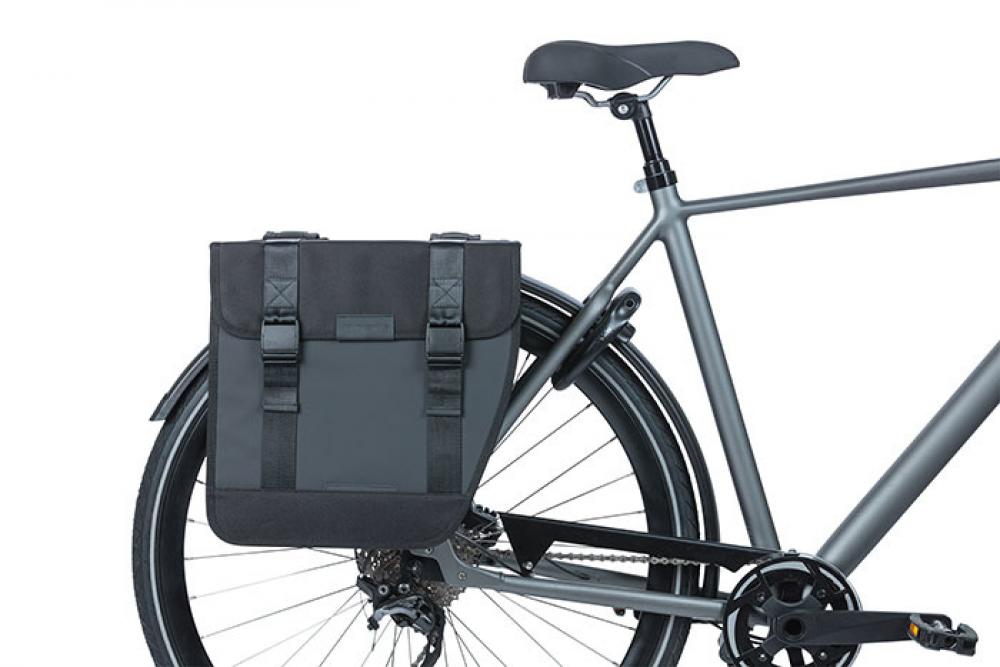 Basil Doppeltasche Tour Waterproof XL schwarz am Heck eines grauen Fahrrads montiert.