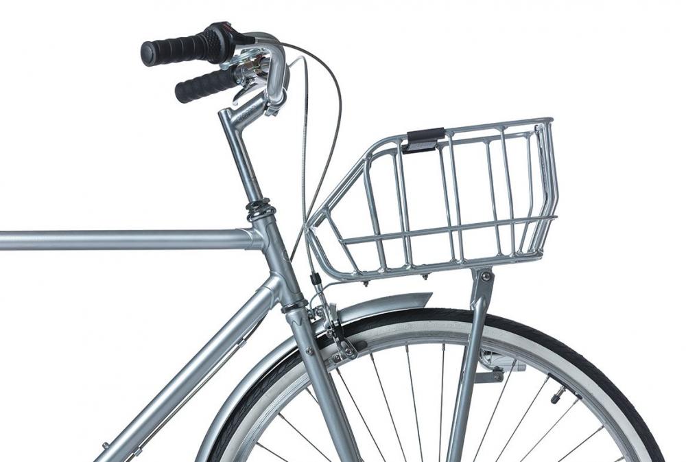 Basil Fahrradkorb Portland chrom vorne an einem silbernen Fahrrad befestigt.