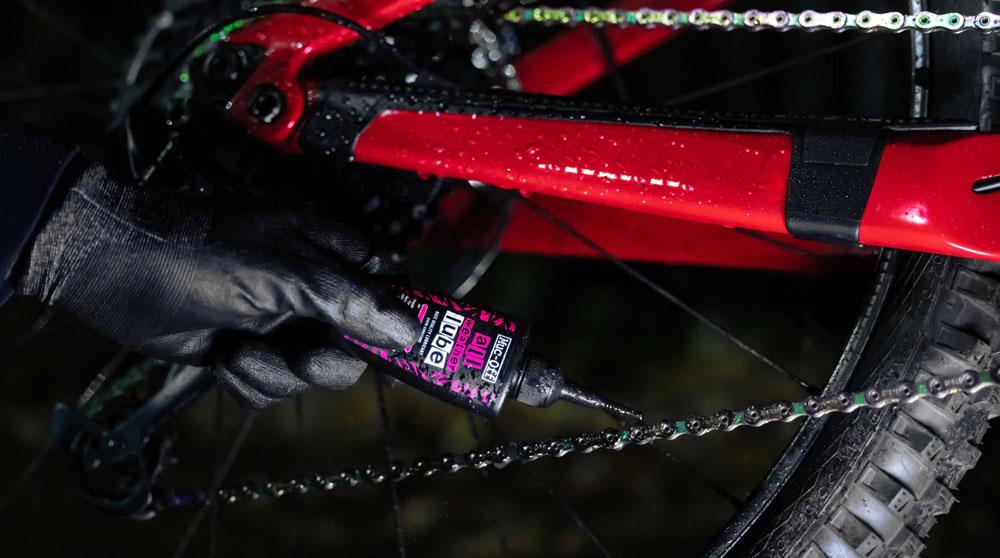 Muc-Off All Weather Lube 120ml ist ein hochwertiges, synthetisches Kettenöl, das speziell für den Einsatz bei allen Wetterbedingungen entwickelt wurde