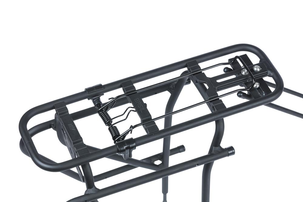 Basil Cargo Gepäckträger hinten schwarz, MIK-kompatibel, aus Aluminium mit Rücklichtaufnahme.