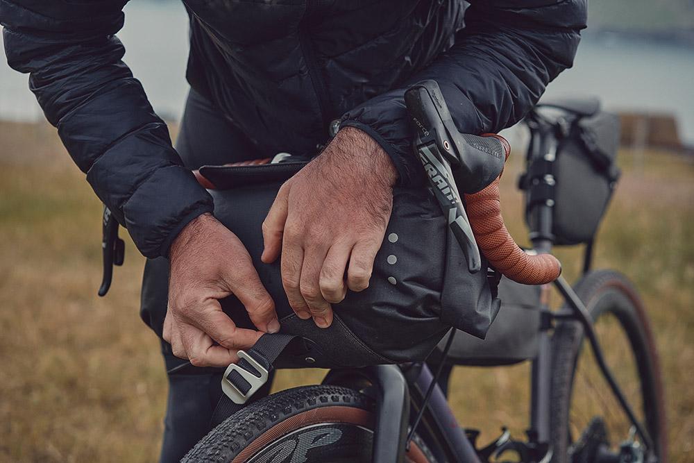 BROOKS Scape Handlebar Roll Mud Green - wasserdichte Bikepacking-Lenkertasche 10 bis 12 Liter mit Rollverschluss & Befestigungssystem
