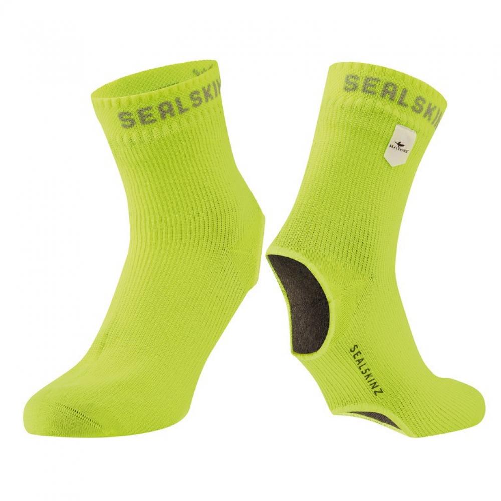 Zwei neon gelbe SealSkinz Thetford Überziehsocken Gr XL mit Sohlenöffnung auf weißem Hintergrund.