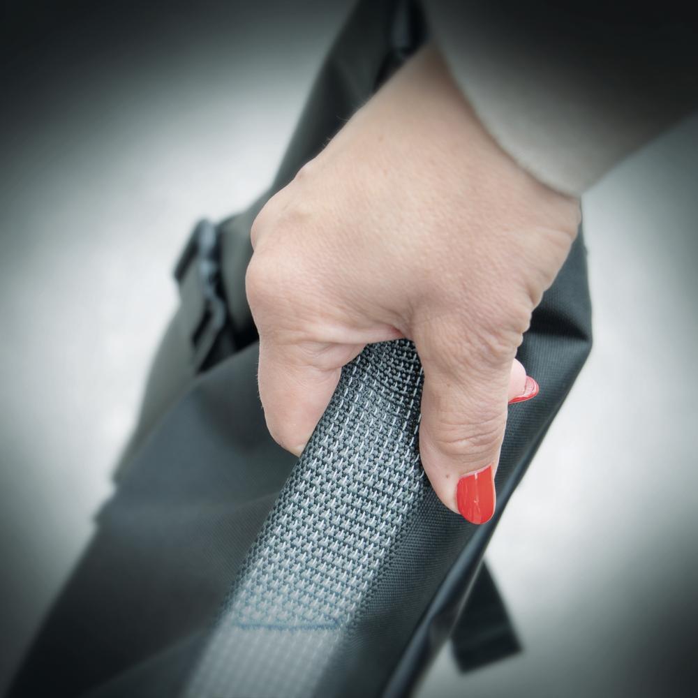 SKS Gepäckträgertasche Germany Infinity Urban Sidebag: 20 Liter wasserdichte Fahrradtasche mit Rolltop - gepolstertem 15 Laptopfach Reflektorstreifen Schultergurt 620x430x170mm schwarz