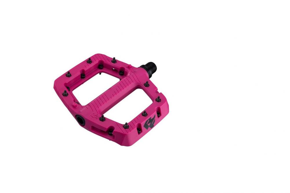 Race Face Chester Small Plattform-Pedal in Magenta Lila für robusten Grip bei Trail- und Enduro-Fahrten.