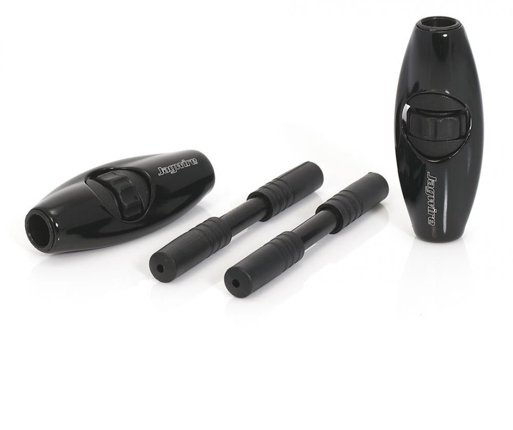 Zwei schwarze XLC Inline Schaltzugjustierer SH-X06 für Fahrradschaltung auf hellem Hintergrund.