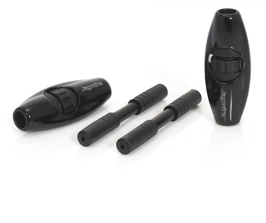 Zwei schwarze XLC Inline Schaltzugjustierer SH-X06 für Fahrradschaltung auf hellem Hintergrund.