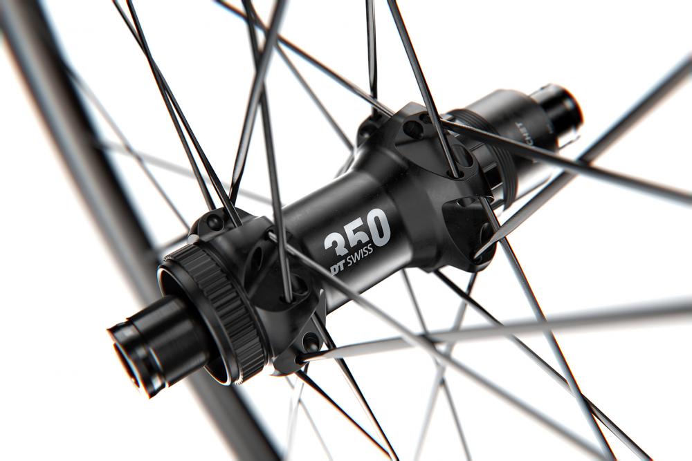 Schwarze DT Swiss Nabe mit Speichen, Detail des GR 1600 SPLINE Gravel- & Bikepacking-Laufrads.