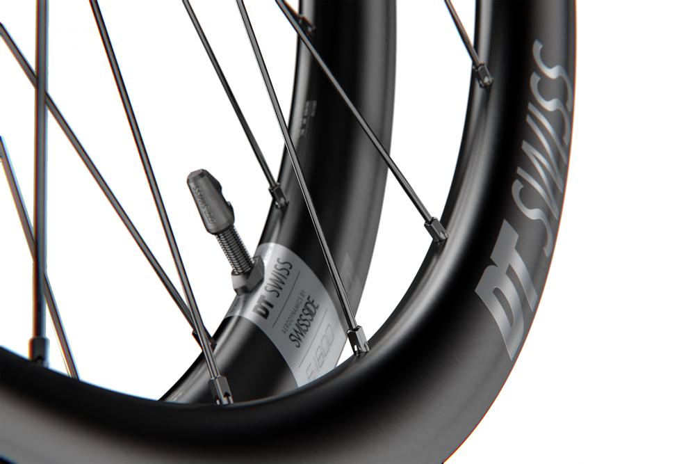 DT Swiss E 1800 SPLINE 27,5" schwarzes Disc-Hinterrad mit SWISS SIDE Aerodynamik, Nahaufnahme.