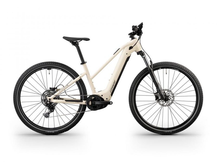 CONWAY Elektro-MTB Hardtail "Cairon S 1.0" (#1), Trapez, 29", ivory matt / black matt, 9-Gang SHIMANO "Cues", 49 cm / LnnDas Elektro-MTB Hardtail besteht aus einem Aluminiumrahmen. Die Federgabel bietet einen Gabelfederweg von 120 mm. Der Antrieb erfolgt