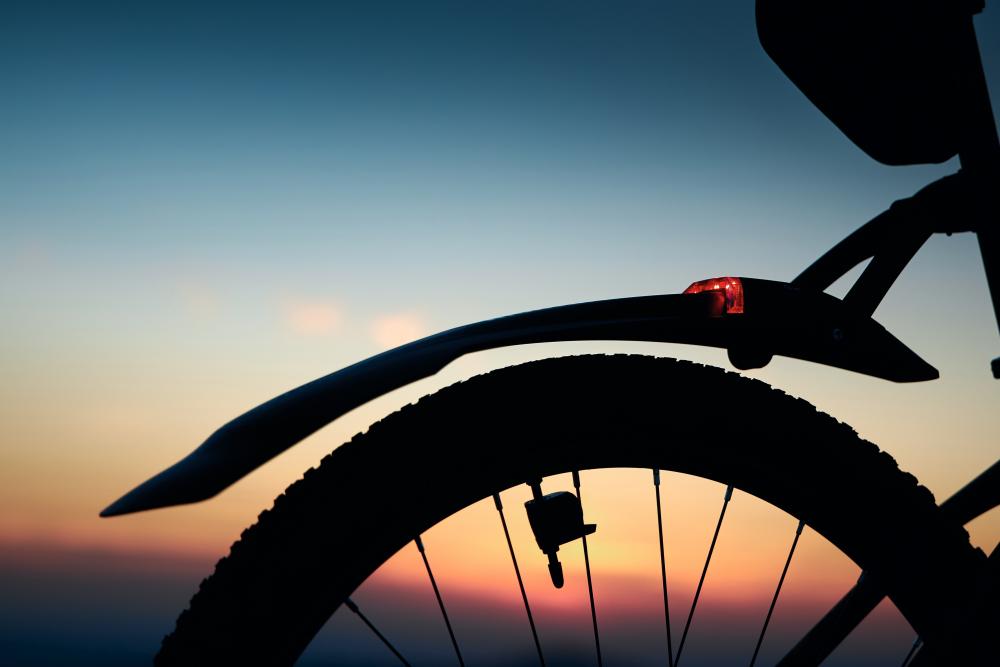 SKS Nightblade MTB-Schutzblech 26\"-27,5\" mit integriertem, USB-aufladbarem Rücklicht, StVZO-zugelassen, Quick-Release-Befestigung, optimaler Spritzschutz