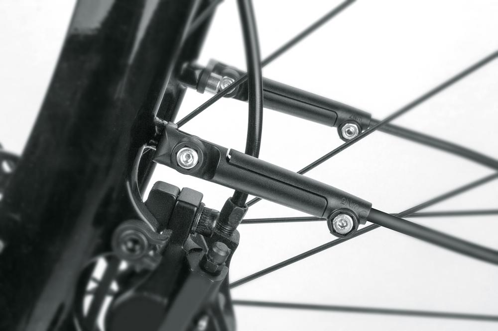 SKS ESC-Vario-Stecker montiert an 4,5 mm Schutzblechstreben eines Fahrrads zur Sicherung.