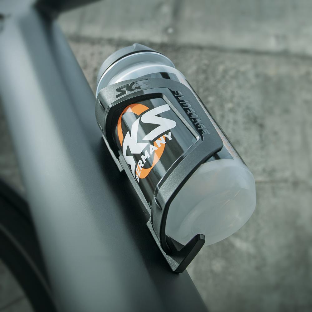 SKS Flaschenhalter Slidecage schwarz mit Trinkflasche am Fahrradrahmen, ideal für MTB & Trekkingräder.