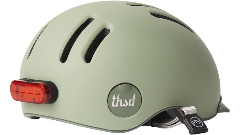 Thousand Chapter Desert Sage MIPS Fahrradhelm mit integriertem Rücklicht, Belüftungskanälen und abnehmbarem Visier.